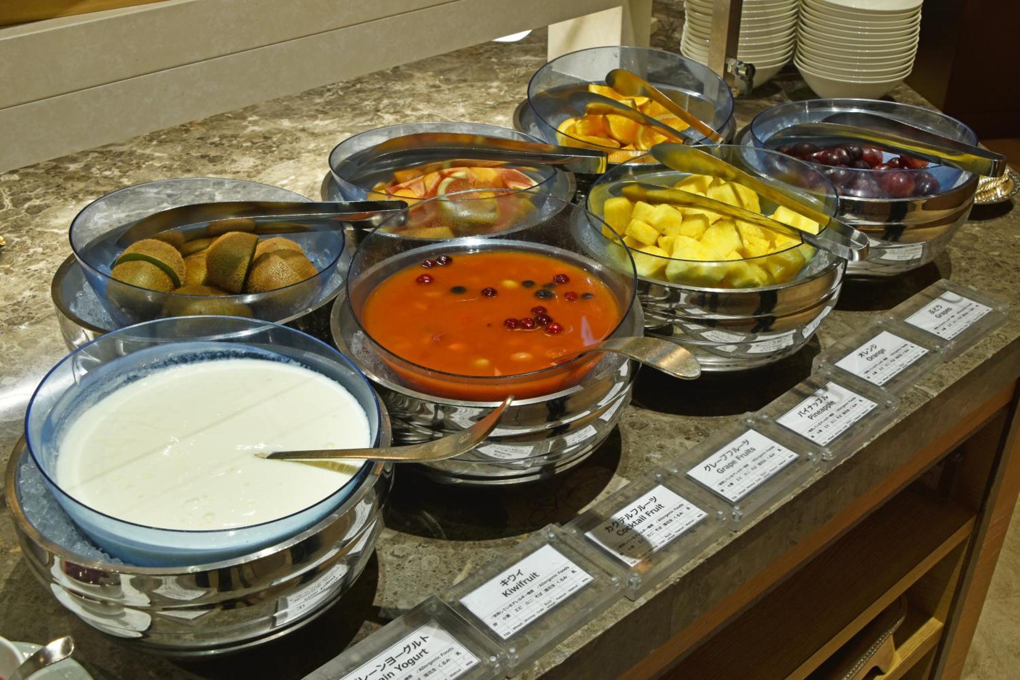 Hotel Okura Fukuoka Fukuoka  Eksteriør bilde A selection of fruit and yoghurt at a buffet