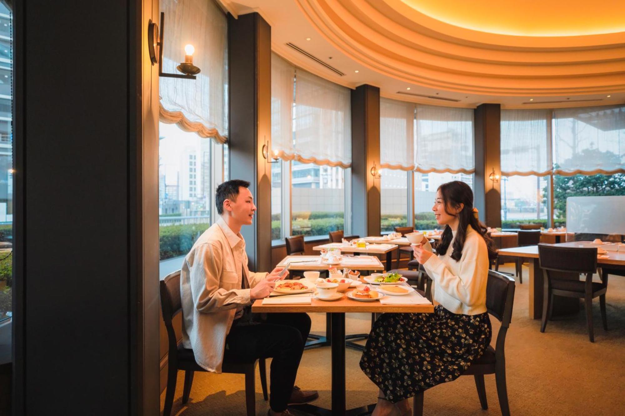 Hotel Okura Fukuoka Fukuoka  Eksteriør bilde A couple dining at a restaurant in Japan