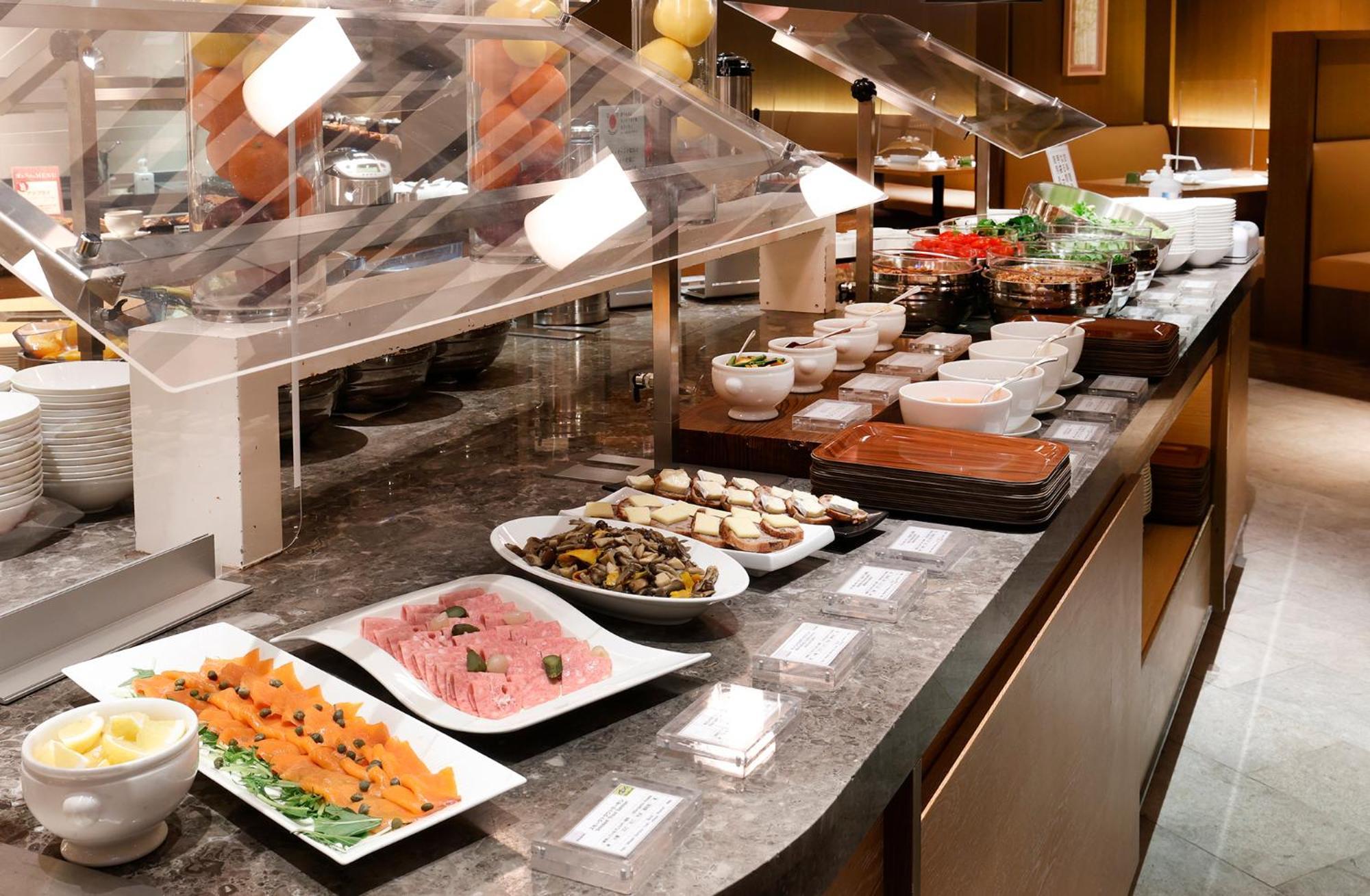 Hotel Okura Fukuoka Fukuoka  Eksteriør bilde A buffet at a hotel