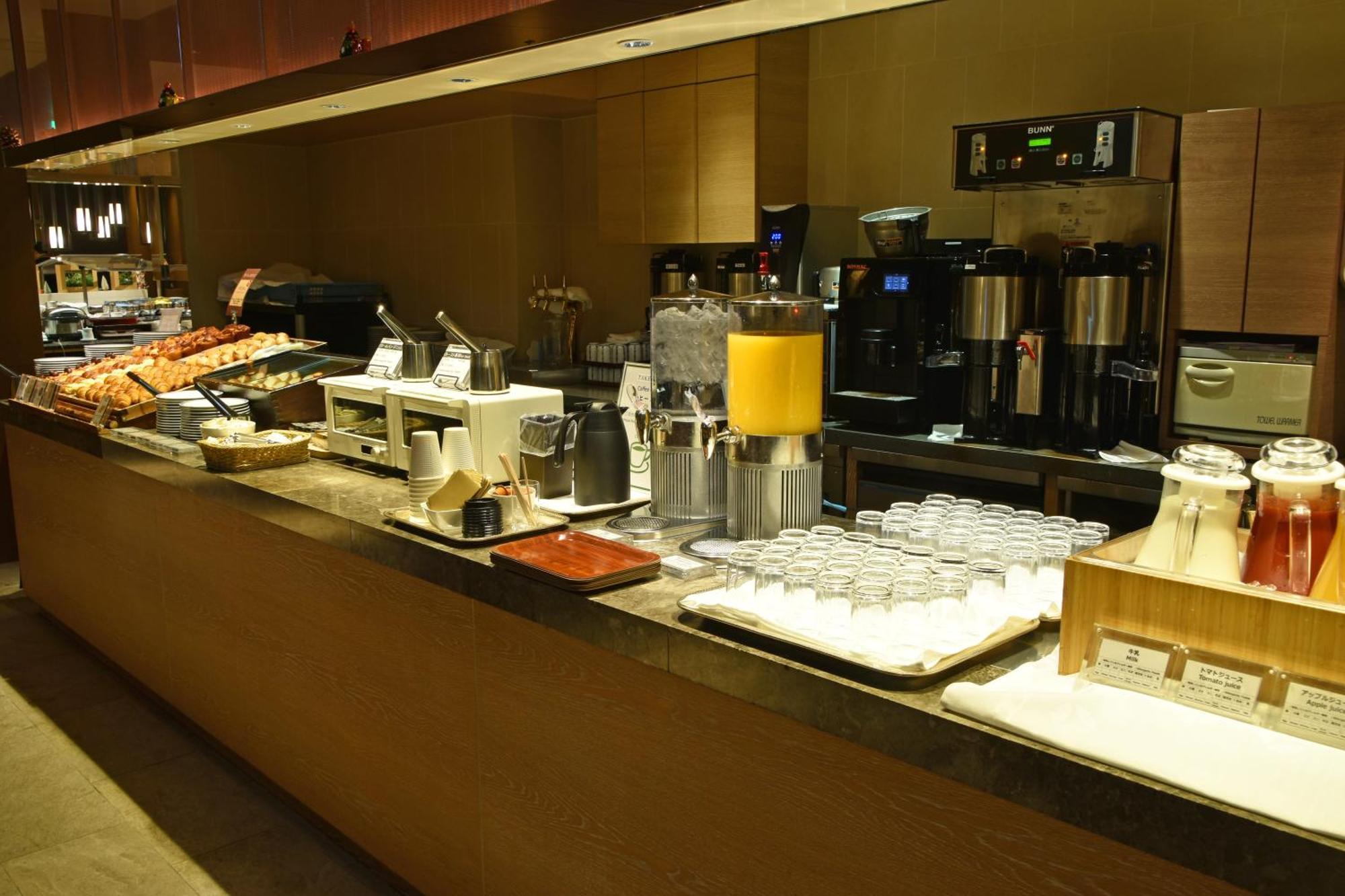 Hotel Okura Fukuoka Fukuoka  Eksteriør bilde A buffet at a hotel