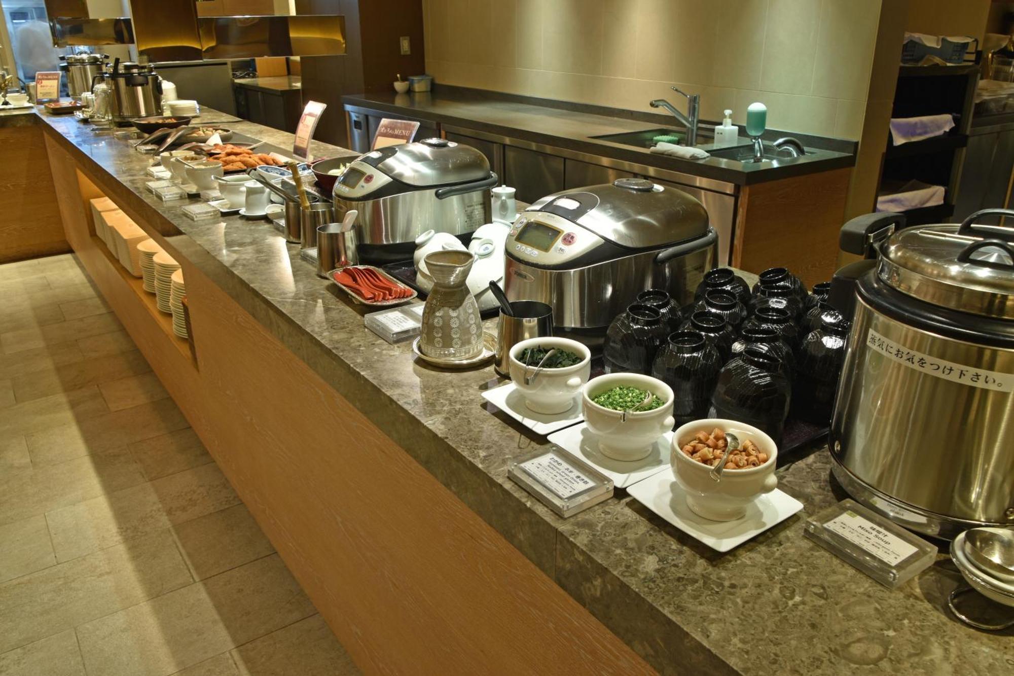 Hotel Okura Fukuoka Fukuoka  Eksteriør bilde A buffet at a hotel