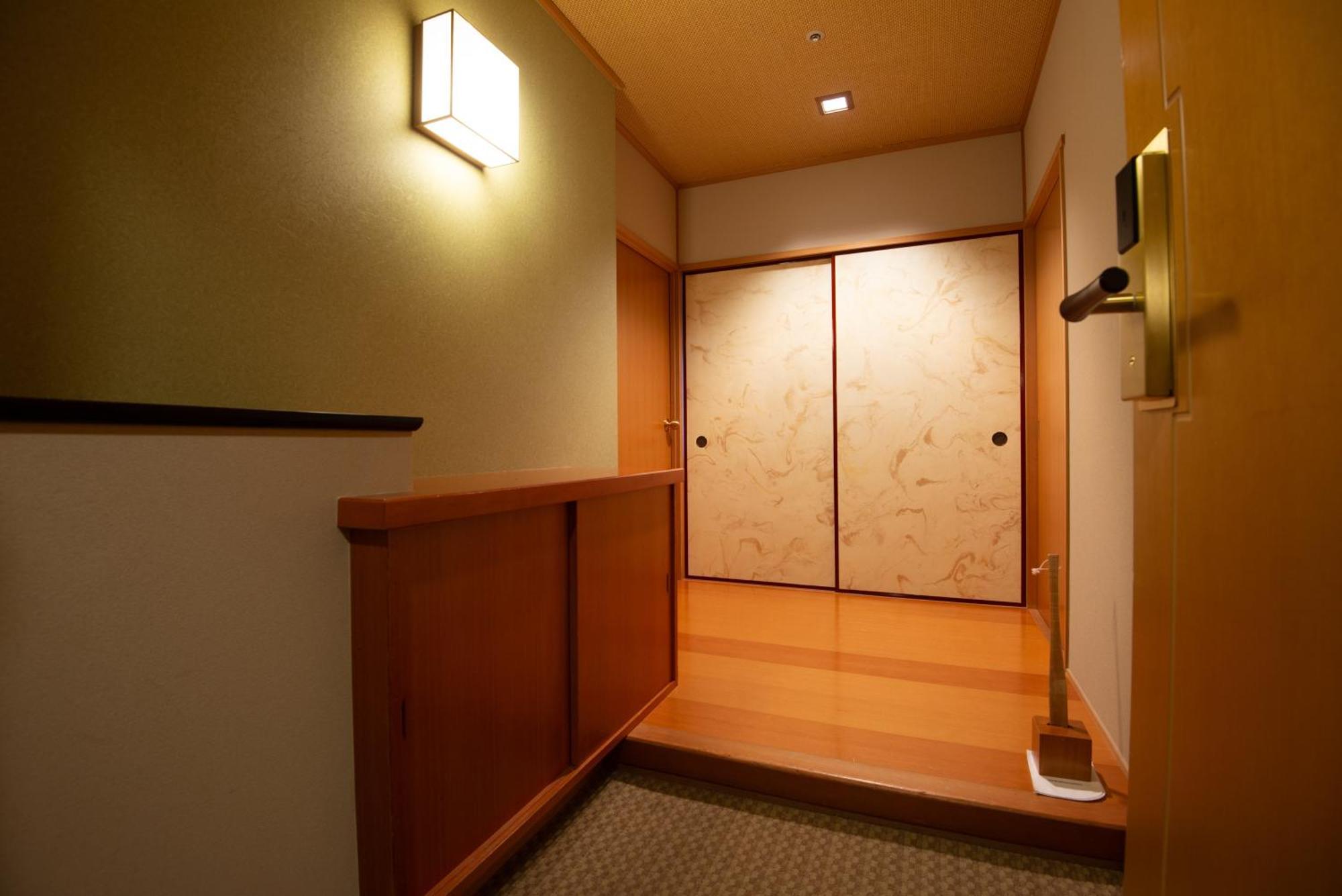 Hotel Okura Fukuoka Fukuoka  Eksteriør bilde A small genkan